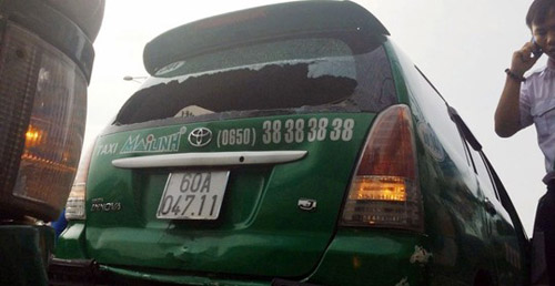 Xe buýt mất lái đâm thẳng taxi đang dừng đèn đỏ